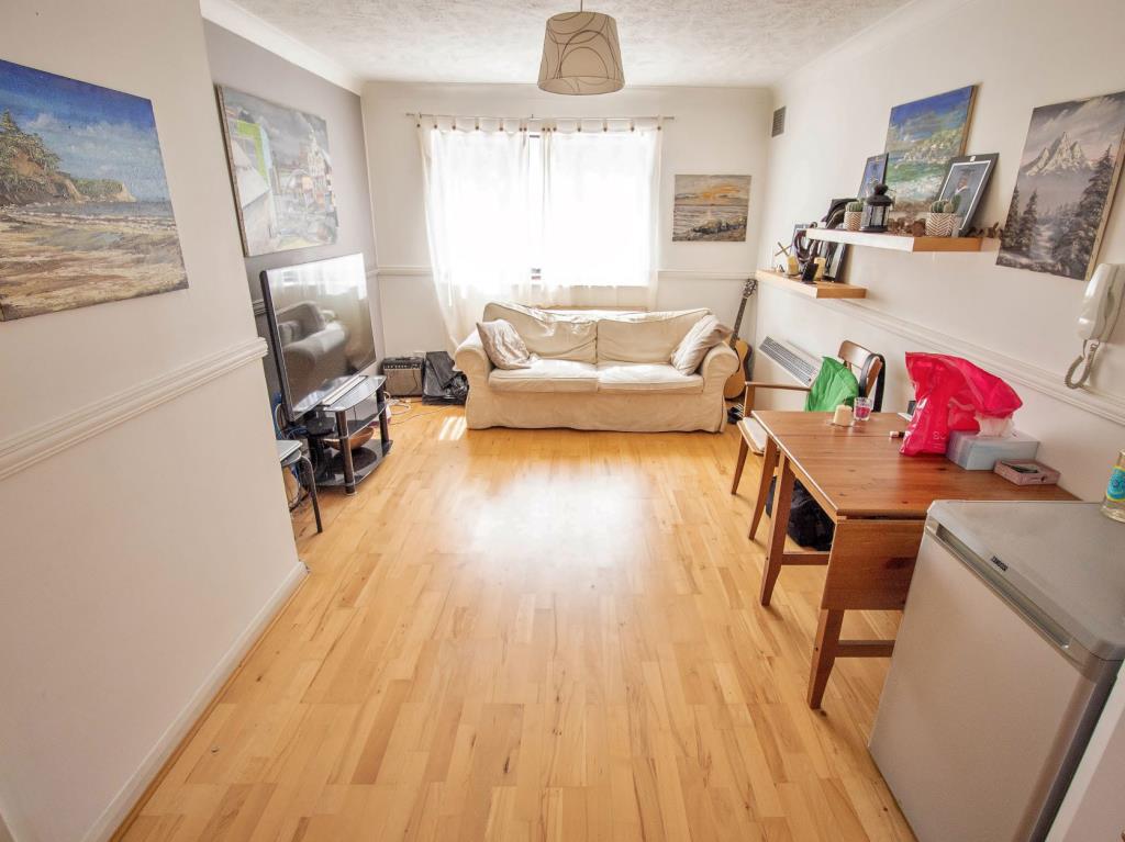 Lot: 74 - TENANTED ONE-BEDROOM FIRST FLOOR FLAT -